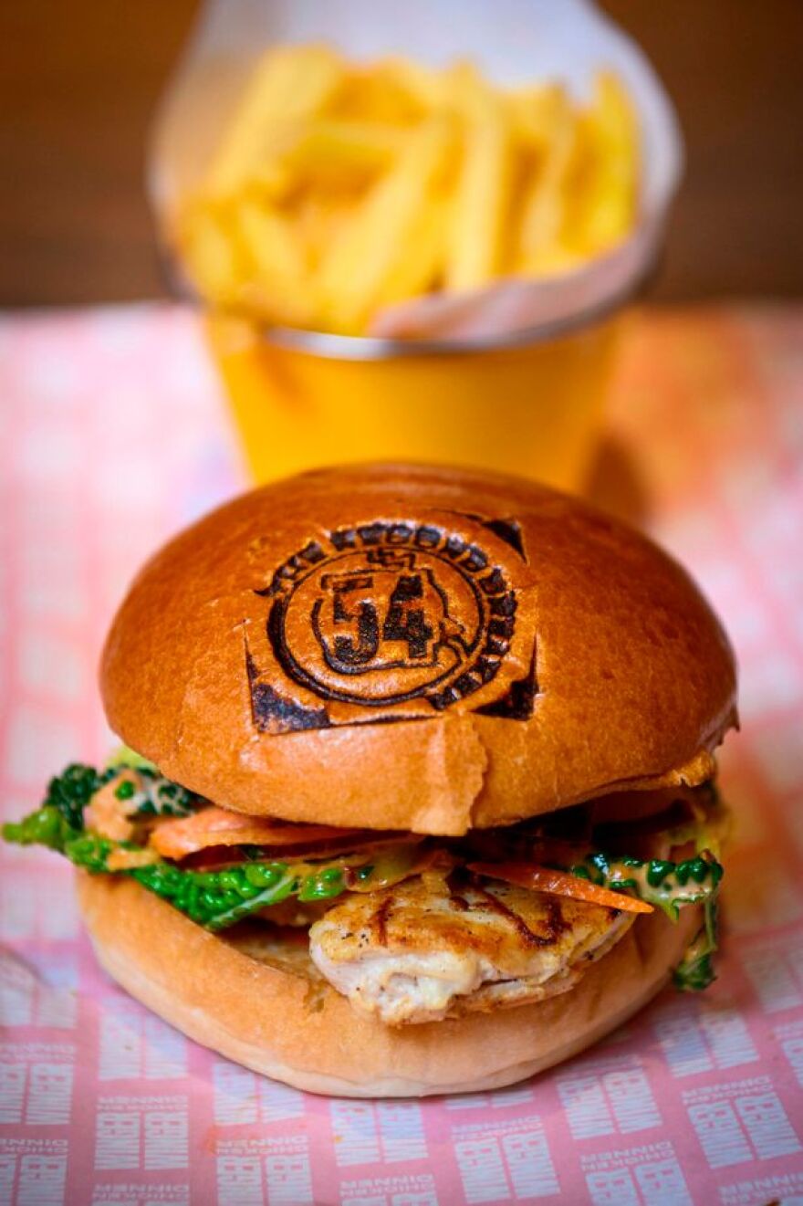 Ο ρέκορντμαν Χάρι Κέιν φτιάχνει μπέργκερ για καλό σκοπό - Δείτε βίντεο 