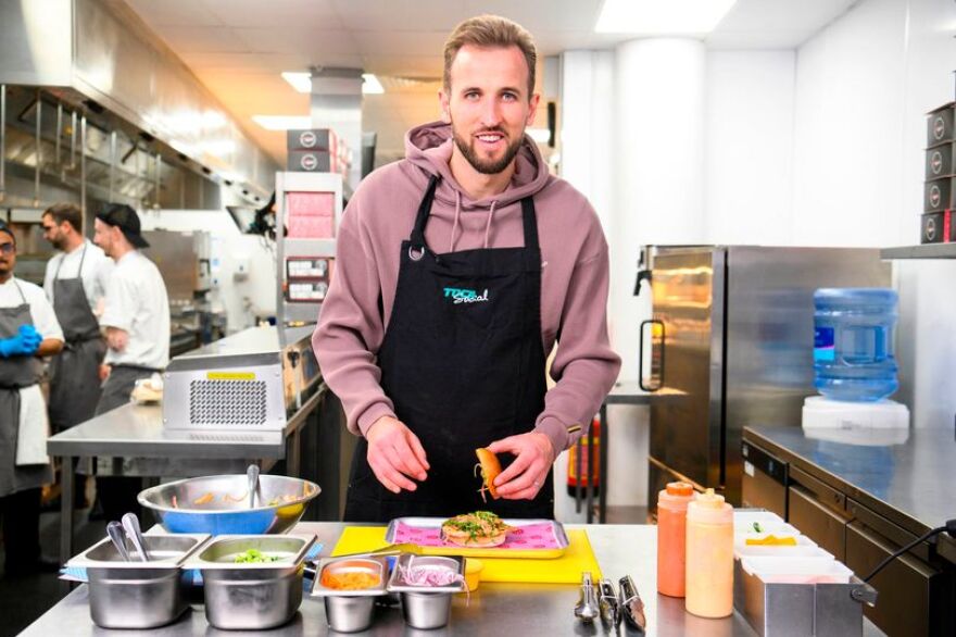 Ο ρέκορντμαν Χάρι Κέιν φτιάχνει μπέργκερ για καλό σκοπό - Δείτε βίντεο 