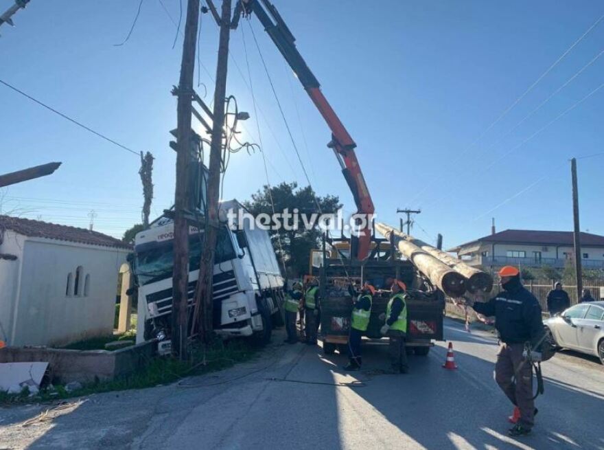 Ωραιόκαστρο: Φορτηγό καρφώθηκε σε κολώνα της ΔΕΗ - Δείτε φωτογραφίες