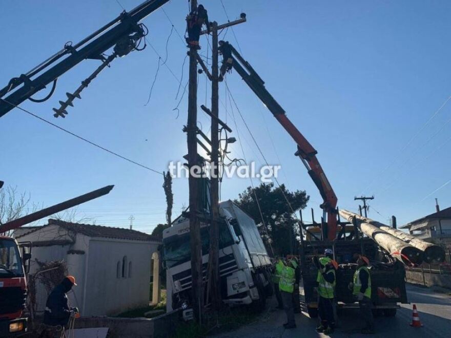 Ωραιόκαστρο: Φορτηγό καρφώθηκε σε κολώνα της ΔΕΗ - Δείτε φωτογραφίες