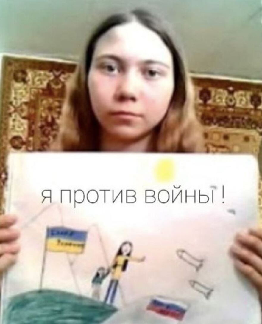 Ρωσία: Έχασε την επιμέλεια της κόρης του και καταδικάστηκε σε φυλάκιση λόγω αντιπολεμικού σκίτσου - Η απίστευτη ιστορία του