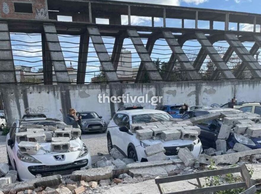 Θεσσαλονίκη: Οι ισχυροί άνεμοι έριξαν τοίχο, καταπλάκωσε 12 αυτοκίνητα - Δείτε φωτογραφίες