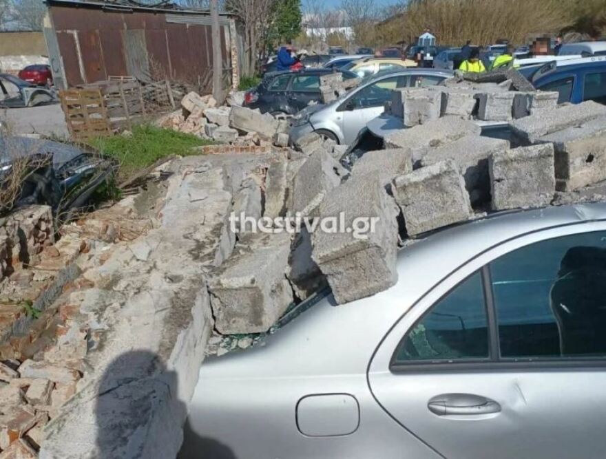 Θεσσαλονίκη: Οι ισχυροί άνεμοι έριξαν τοίχο, καταπλάκωσε 12 αυτοκίνητα - Δείτε φωτογραφίες
