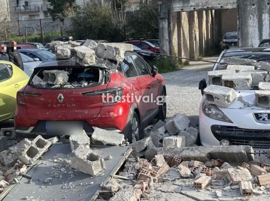 Θεσσαλονίκη: Οι ισχυροί άνεμοι έριξαν τοίχο, καταπλάκωσε 12 αυτοκίνητα - Δείτε φωτογραφίες