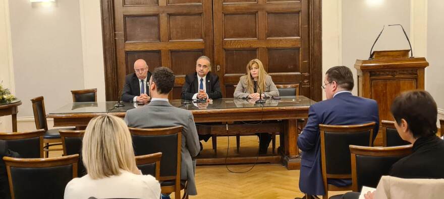 Αττική: Δικηγόροι, συμβολαιογράφοι και δικαστικοί επιμελητές ζητούν λύση στις «τριτοκοσμικές καταστάσεις» σε υποθηκοφυλακεία και κτηματολογικά γραφεία