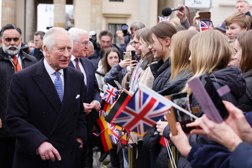 Γερμανία: Στρατιωτικές τιμές στην Πύλη του Βρανδεμβούργου για τον βασιλιά Κάρολο - Βίντεο και φωτογραφίες