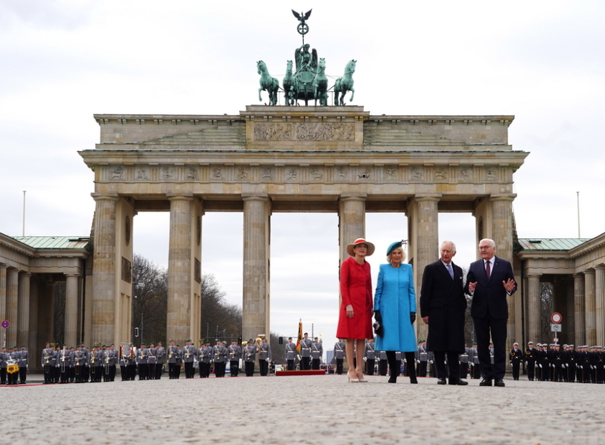 Γερμανία: Στρατιωτικές τιμές στην Πύλη του Βρανδεμβούργου για τον βασιλιά Κάρολο - Βίντεο και φωτογραφίες