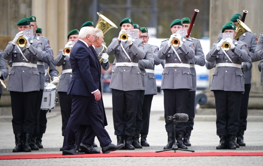 Γερμανία: Στρατιωτικές τιμές στην Πύλη του Βρανδεμβούργου για τον βασιλιά Κάρολο - Βίντεο και φωτογραφίες