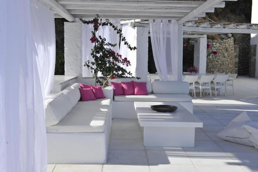 Γιάννης Ραγκούσης: 2.200 ευρώ τη βραδιά νοικιάζει τη βίλα του «Full moon» στην Πάρο