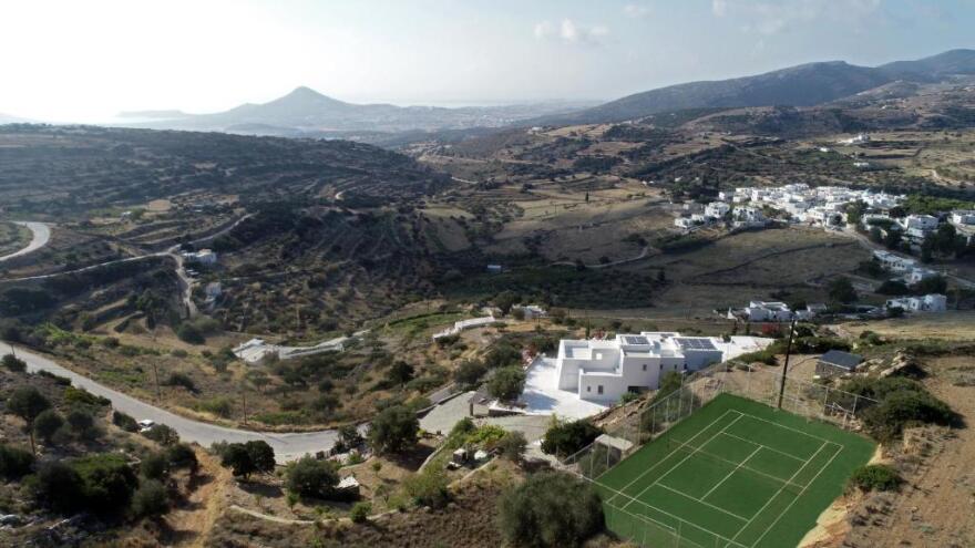 Γιάννης Ραγκούσης: 2.200 ευρώ τη βραδιά νοικιάζει τη βίλα του «Full moon» στην Πάρο