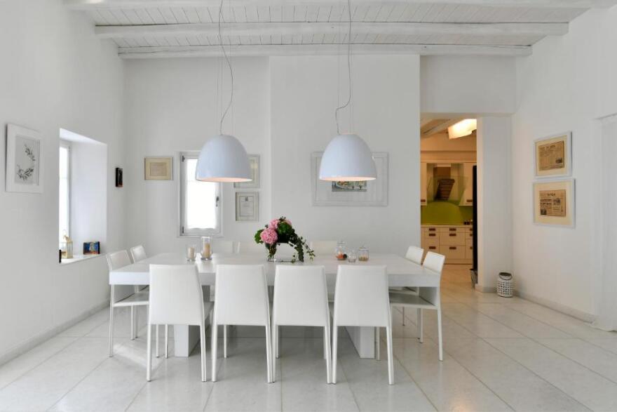 Γιάννης Ραγκούσης: 2.200 ευρώ τη βραδιά νοικιάζει τη βίλα του «Full moon» στην Πάρο