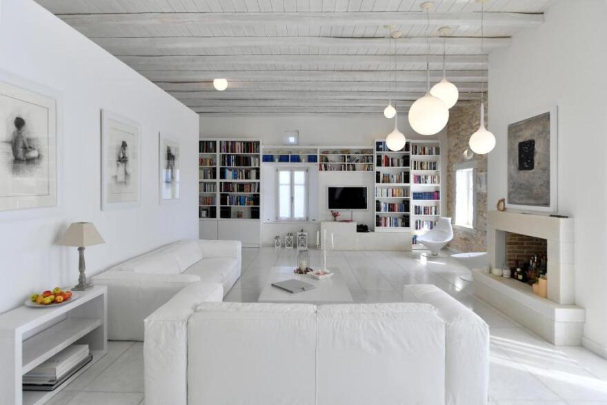 Γιάννης Ραγκούσης: 2.200 ευρώ τη βραδιά νοικιάζει τη βίλα του «Full moon» στην Πάρο