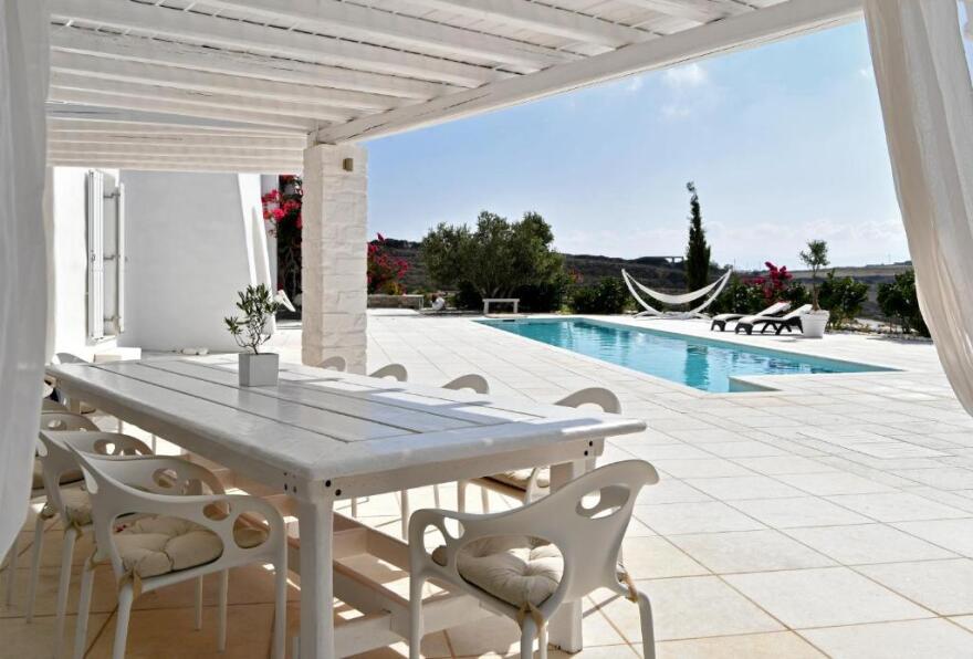 Γιάννης Ραγκούσης: 2.200 ευρώ τη βραδιά νοικιάζει τη βίλα του «Full moon» στην Πάρο