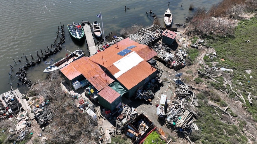 Η «Κυρά του Δέλτα» απέκτησε δορυφορικό τηλέφωνο και Ίντερνετ και θέλει να επικοινωνεί με όλον τον κόσμο