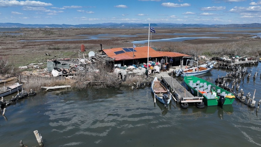 Η «Κυρά του Δέλτα» απέκτησε δορυφορικό τηλέφωνο και Ίντερνετ και θέλει να επικοινωνεί με όλον τον κόσμο