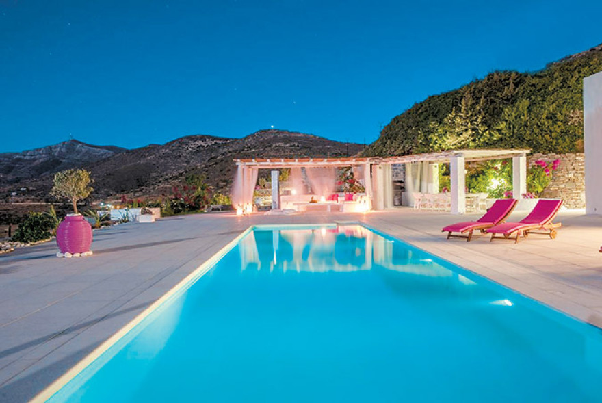 Γιάννης Ραγκούσης: 2.200 ευρώ τη βραδιά νοικιάζει τη βίλα του «Full moon» στην Πάρο