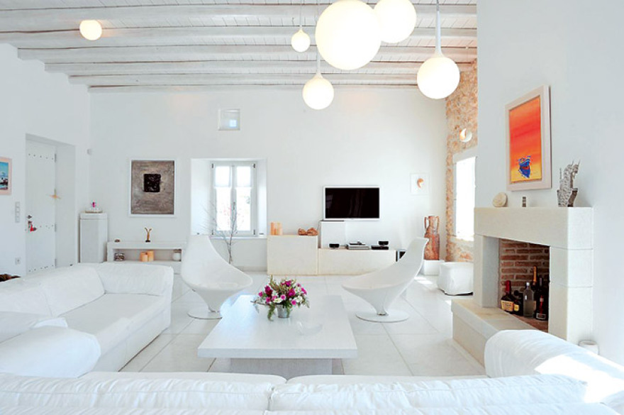 Γιάννης Ραγκούσης: 2.200 ευρώ τη βραδιά νοικιάζει τη βίλα του «Full moon» στην Πάρο