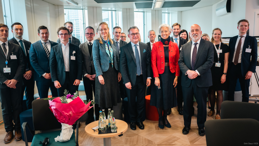 Κριστίν Λαγκάρντ: Οι πρώτες φωτογραφίες με κολάρο μετά το τροχαίο που είχε