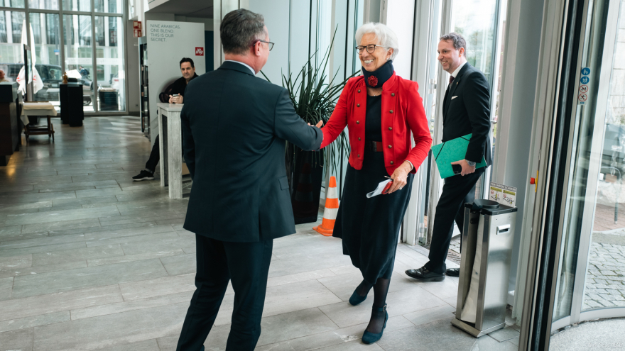 Κριστίν Λαγκάρντ: Οι πρώτες φωτογραφίες με κολάρο μετά το τροχαίο που είχε