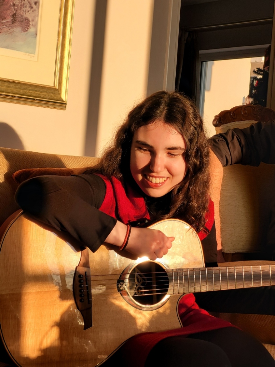 Αναστασία Μουστακάτου: «Είμαι ενθουσιασμένη» λέει η 21χρονη που εκπροσωπεί την Ελλάδα στον 2ο Παγκόσμιο Διαγωνισμού Τραγουδιού για μουσικούς με πρόβλημα όρασης