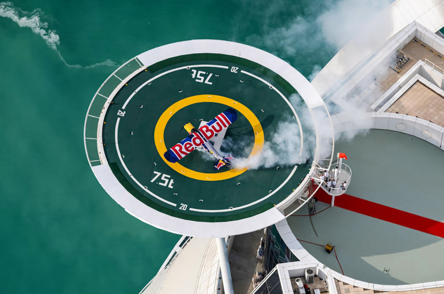 Ο Luke Czepiela προσγείωσε αεροπλάνο στο Burj Al Arab!