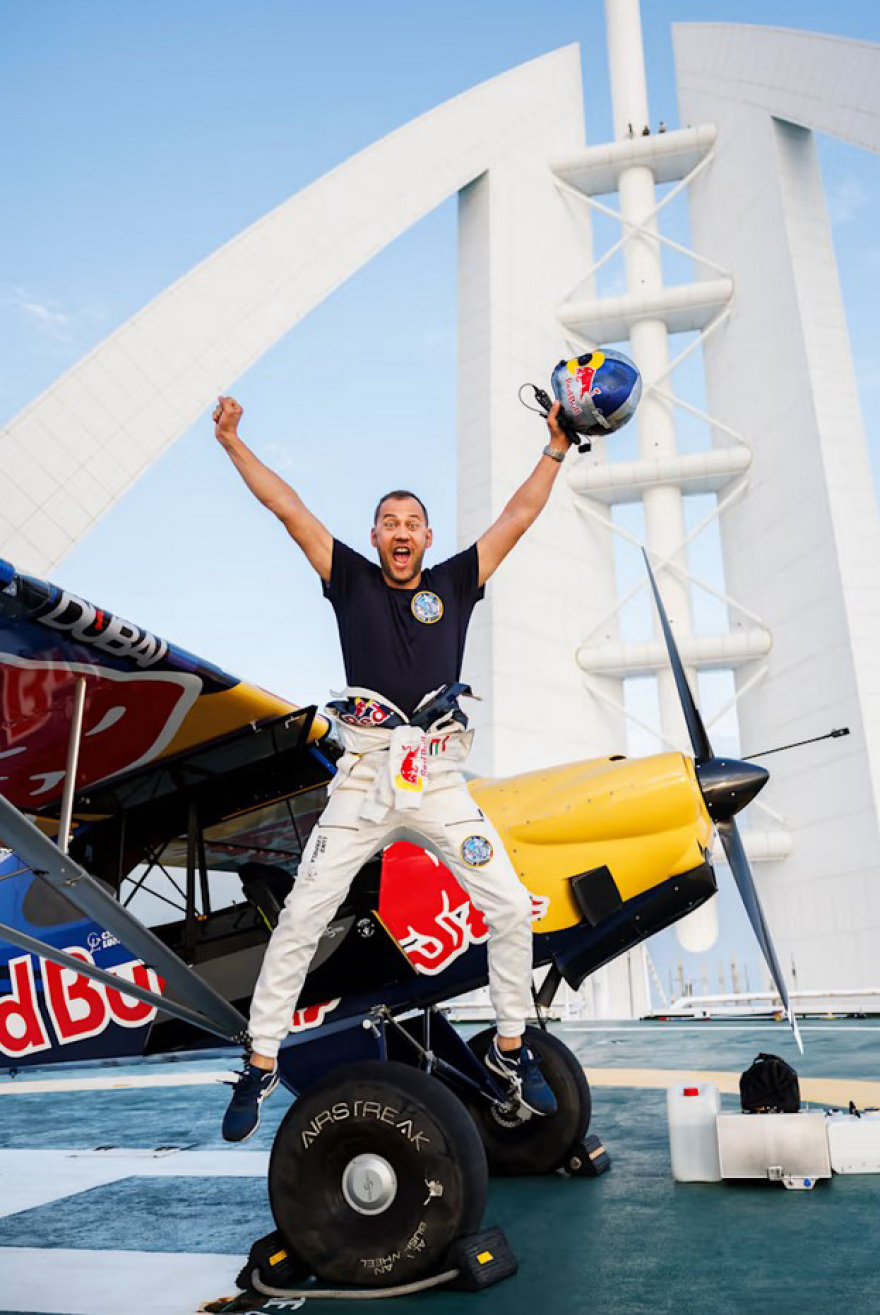 Ο Luke Czepiela προσγείωσε αεροπλάνο στο Burj Al Arab!
