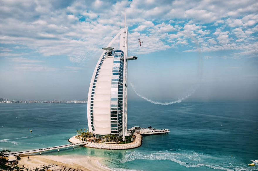 Ο Luke Czepiela προσγείωσε αεροπλάνο στο Burj Al Arab!