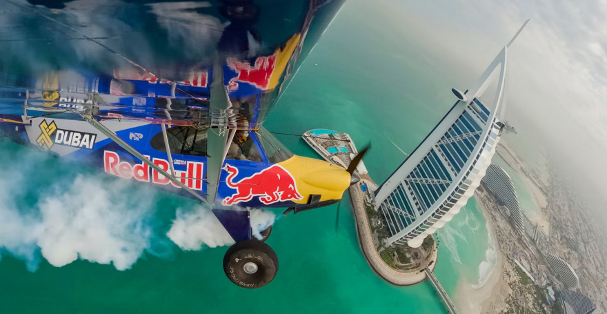 Ο Luke Czepiela προσγείωσε αεροπλάνο στο Burj Al Arab!