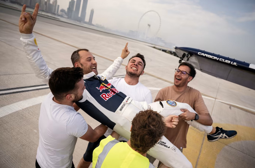 Ο Luke Czepiela προσγείωσε αεροπλάνο στο Burj Al Arab!