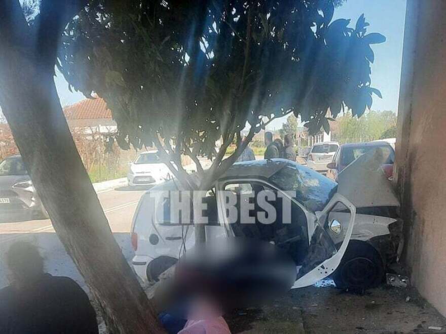 Σοβαρό τροχαίο στην Ηλεία - ΙΧ καρφώθηκε σε τοίχο σπιτιού - Εκτινάχθηκαν στην αυλή οδηγός και συνοδηγός