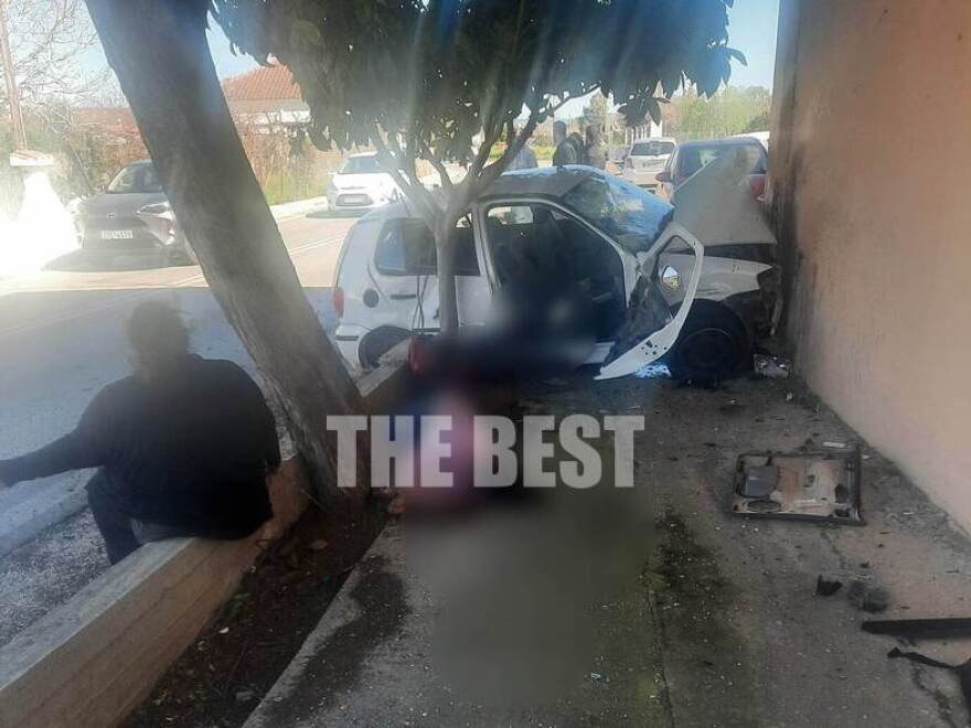 Σοβαρό τροχαίο στην Ηλεία - ΙΧ καρφώθηκε σε τοίχο σπιτιού - Εκτινάχθηκαν στην αυλή οδηγός και συνοδηγός