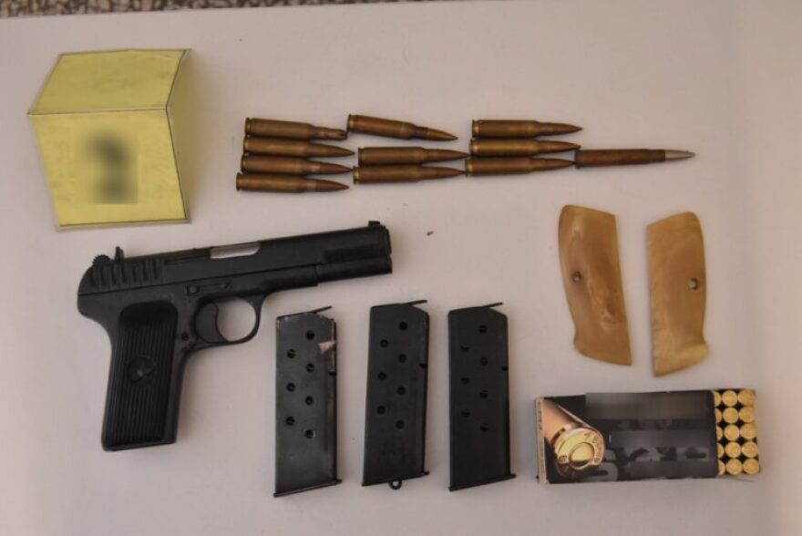 Κρήτη: Παράνομο όπλο και εκατοντάδες κροτίδες βρέθηκαν σε ποιμνιοστάσιο στο Ρέθυμνο