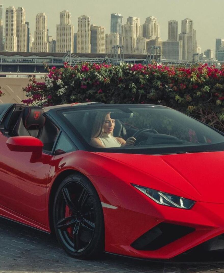 Βερόνικα Μπιέλικ: Έγινε viral το μοντέλο που... σέρνει Lamborghini