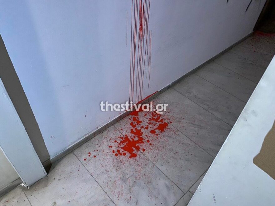 Θεσσαλονίκη: Επίθεση με μπογιές και σπρέι στο γραφείο του βουλευτή της ΝΔ Στράτου Σιμόπουλου