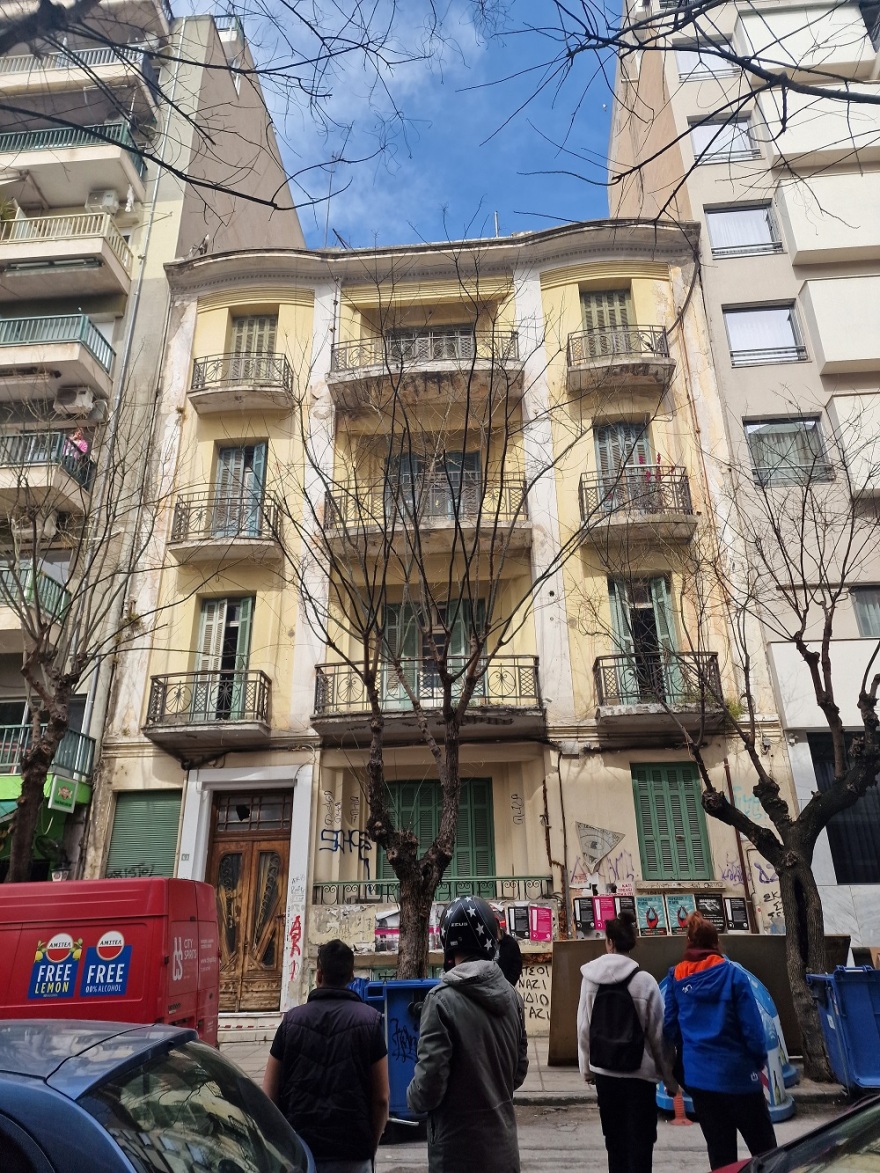 Θεσσαλονίκη: Νεκρή νεαρή γυναίκα που έπεσε από ταράτσα πολυκατοικίας