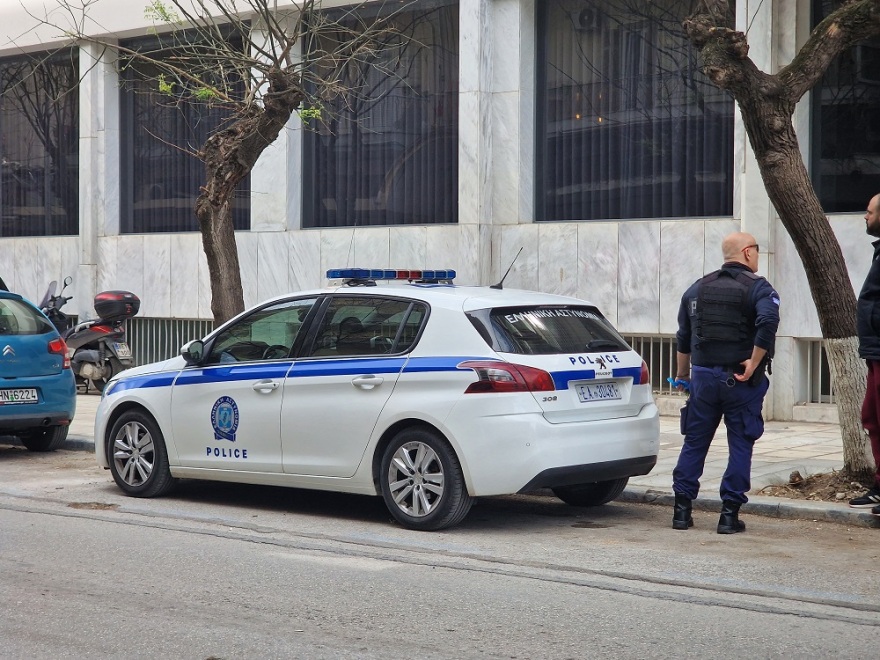 Θεσσαλονίκη: Νεκρή νεαρή γυναίκα που έπεσε από ταράτσα πολυκατοικίας