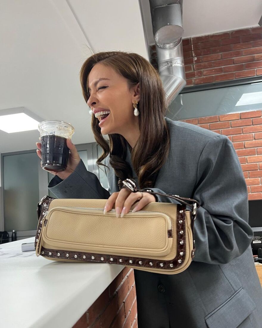 Ελένη Φουρέιρα: Ποζάρει με κοστούμι και «αισθάνεται αφεντικό» - Δείτε φωτογραφίες