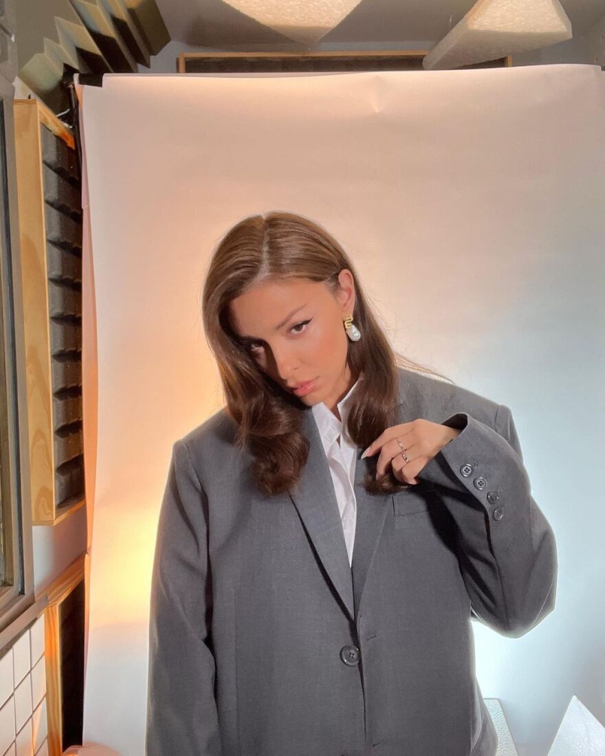Ελένη Φουρέιρα: Ποζάρει με κοστούμι και «αισθάνεται αφεντικό» - Δείτε φωτογραφίες
