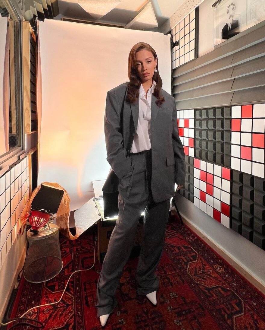 Ελένη Φουρέιρα: Ποζάρει με κοστούμι και «αισθάνεται αφεντικό» - Δείτε φωτογραφίες