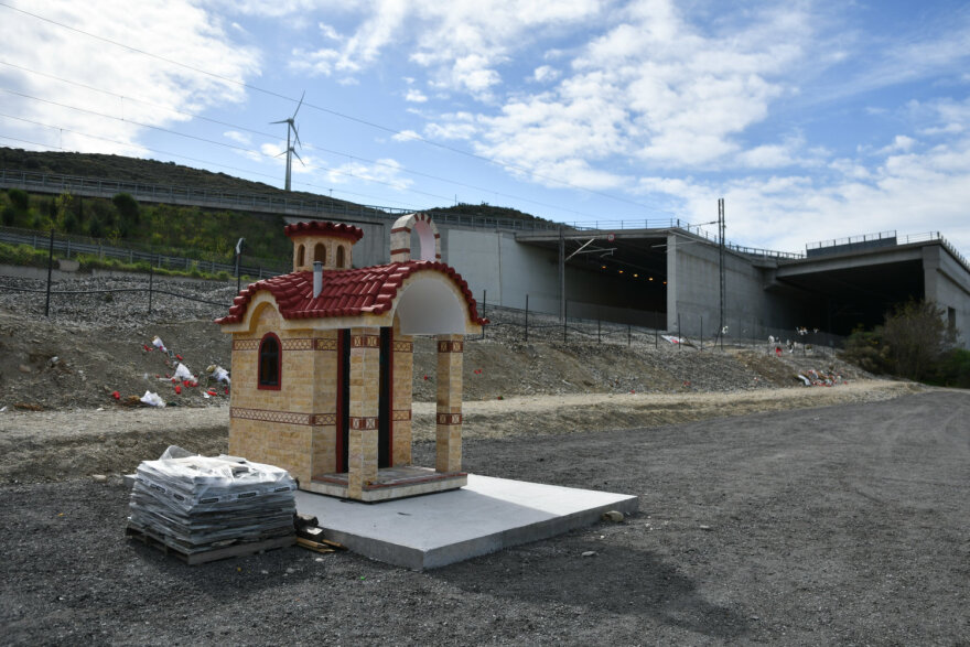 Τέμπη: Εικονοστάσι στο σημείο του πολύνεκρου δυστυχήματος - Σε βαρύ κλίμα έγινε το μνημόσυνο (φωτογραφίες)