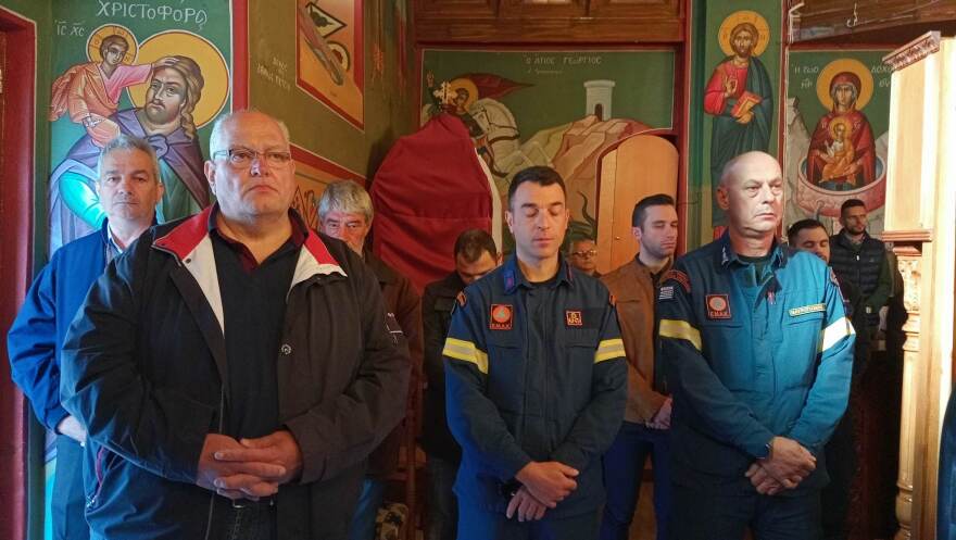 Τέμπη: Εικονοστάσι στο σημείο του πολύνεκρου δυστυχήματος - Σε βαρύ κλίμα έγινε το μνημόσυνο (φωτογραφίες)