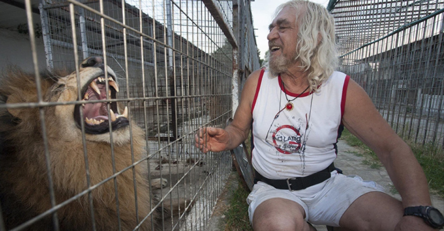 Χαλκιδική - Ο «Έλληνας Κόπερφιλντ»: «Δεν το έκανε», λέει η σύζυγος του «ξανθού μάγου» που συνελήφθη για βιασμό 16χρονης