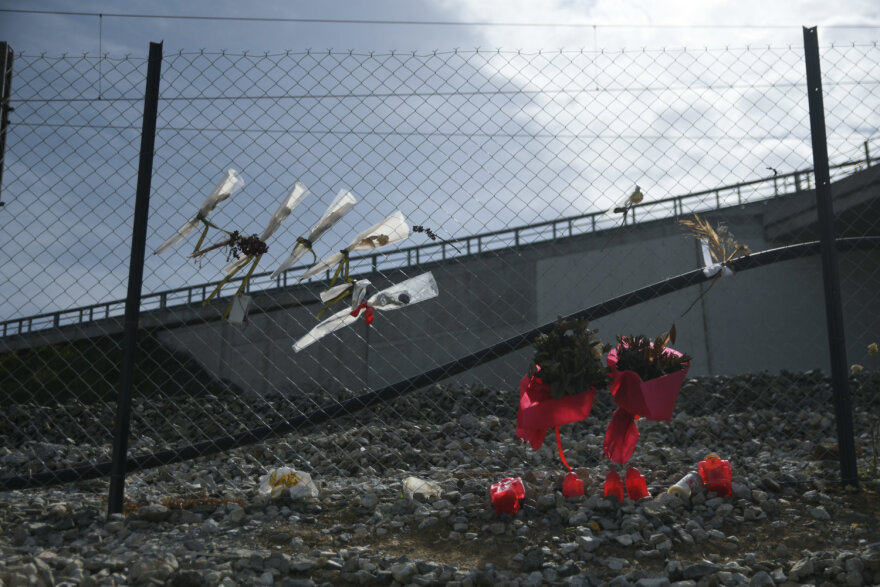 Τέμπη: Εικονοστάσι στο σημείο του πολύνεκρου δυστυχήματος - Σε βαρύ κλίμα έγινε το μνημόσυνο (φωτογραφίες)