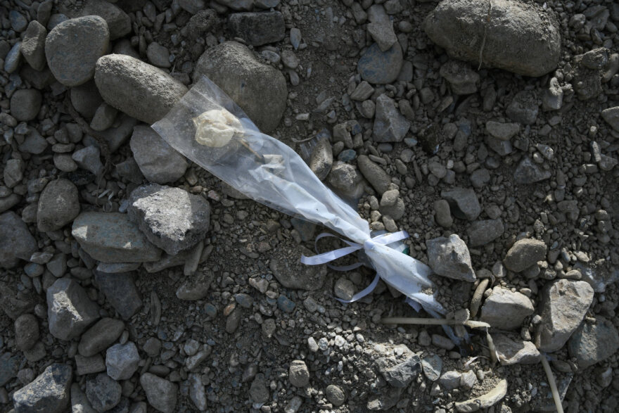 Τέμπη: Εικονοστάσι στο σημείο του πολύνεκρου δυστυχήματος - Σε βαρύ κλίμα έγινε το μνημόσυνο (φωτογραφίες)