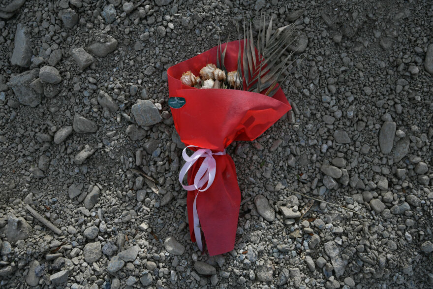 Τέμπη: Εικονοστάσι στο σημείο του πολύνεκρου δυστυχήματος - Σε βαρύ κλίμα έγινε το μνημόσυνο (φωτογραφίες)