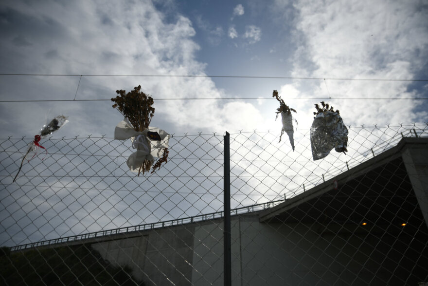 Τέμπη: Εικονοστάσι στο σημείο του πολύνεκρου δυστυχήματος - Σε βαρύ κλίμα έγινε το μνημόσυνο (φωτογραφίες)