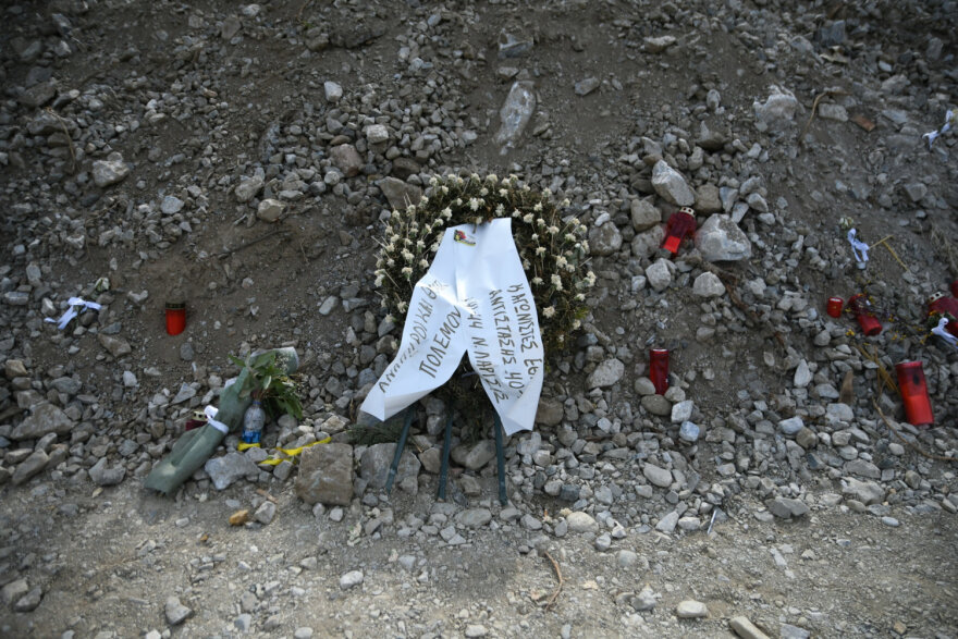 Τέμπη: Εικονοστάσι στο σημείο του πολύνεκρου δυστυχήματος - Σε βαρύ κλίμα έγινε το μνημόσυνο (φωτογραφίες)