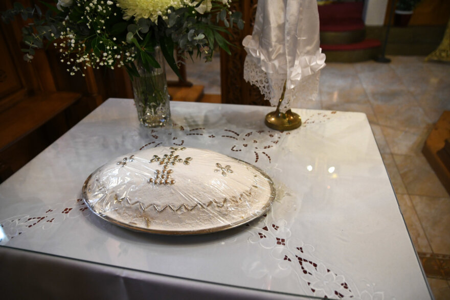 Τέμπη: Εικονοστάσι στο σημείο του πολύνεκρου δυστυχήματος - Σε βαρύ κλίμα έγινε το μνημόσυνο (φωτογραφίες)