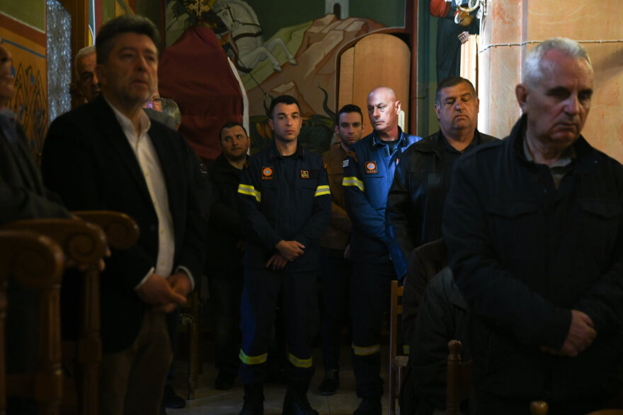 Τέμπη: Εικονοστάσι στο σημείο του πολύνεκρου δυστυχήματος - Σε βαρύ κλίμα έγινε το μνημόσυνο (φωτογραφίες)