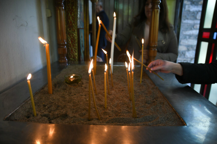 Τέμπη: Εικονοστάσι στο σημείο του πολύνεκρου δυστυχήματος - Σε βαρύ κλίμα έγινε το μνημόσυνο (φωτογραφίες)
